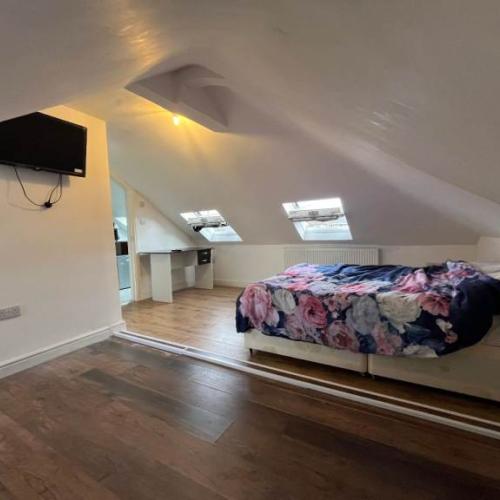 Large Studio Flat in a House near Croydon. All Bills included. Only £950 pcm