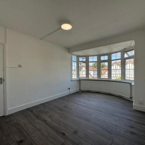Newly refurbished studio flat available now