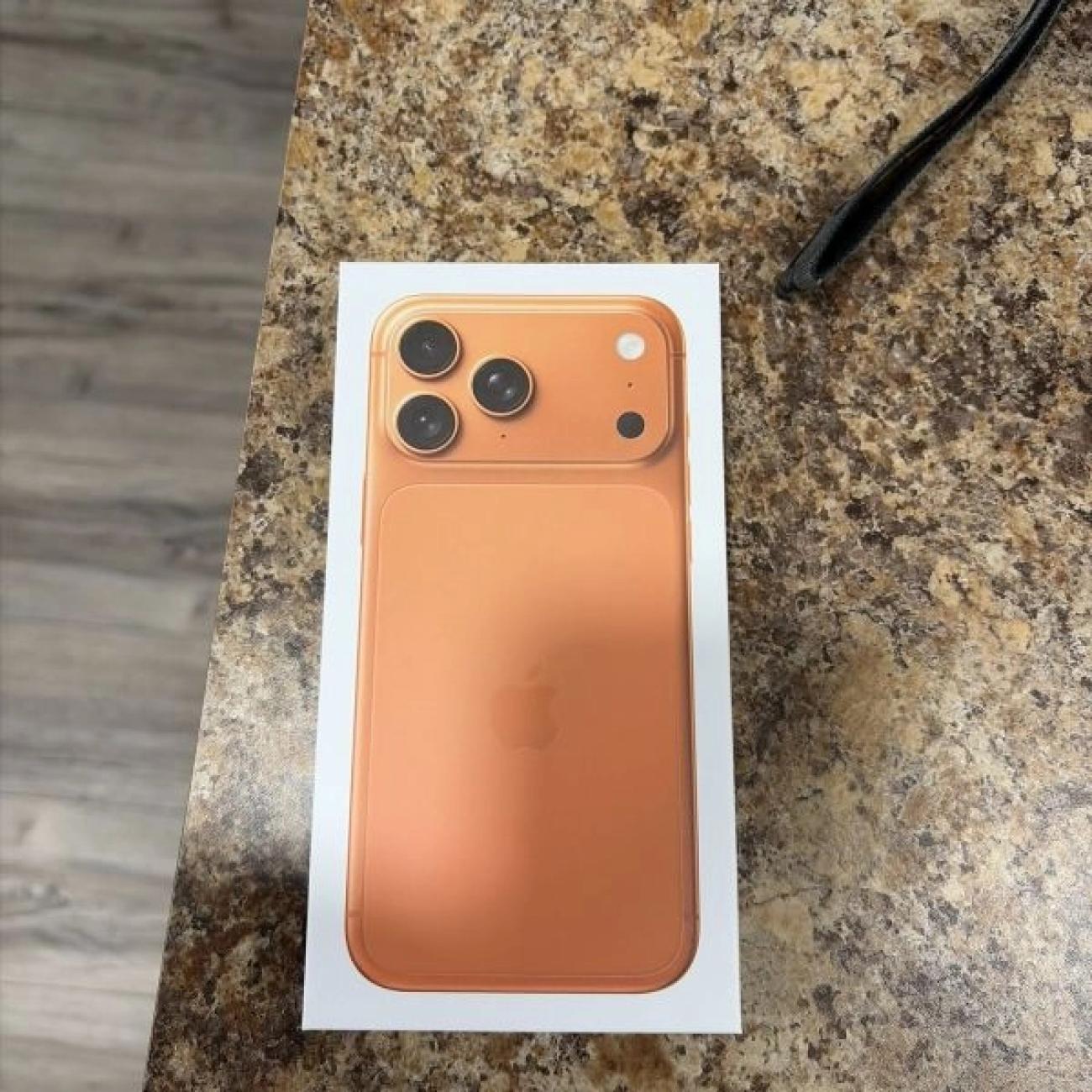 FACTORY UNLOCKED IPHONE 17 PRO MAX 1TGB.