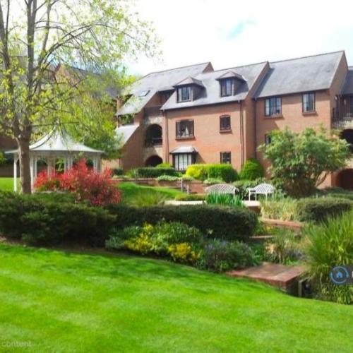 1 bedroom flat in Dolphin Court, High Wycombe, HP11 (1 bed) (#2961467)