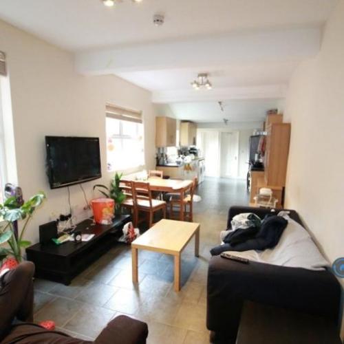 6 bedroom house in College Road, Reading, RG6 (6 bed) (#2853051)