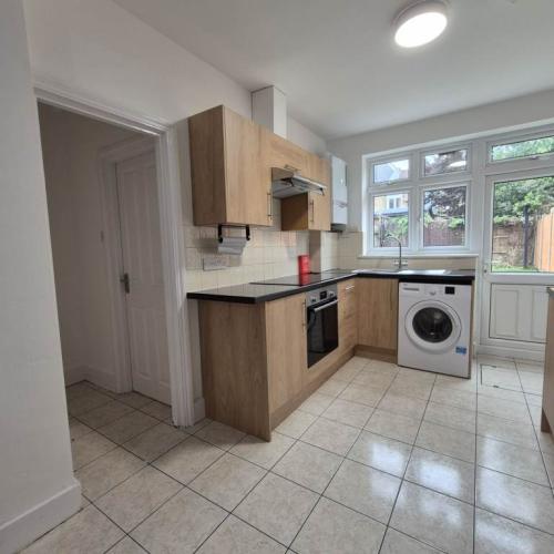 STUNNING 2 BEDROOM FLAT FOR RENT IN CHINGFORD!