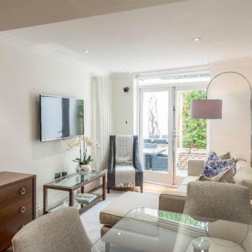 Grade II listed lower ground one bedroom flat close to Wesrbourne Grove W2