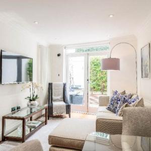 Grade II listed lower ground one bedroom flat close to Wesrbourne Grove W2