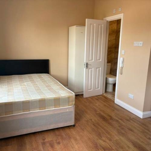 Large Double Room with own shower/ toilet to rent in Hitchin Rd, Luton LU2 7SL
