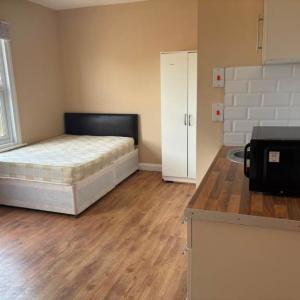 Large Double Room with own shower/ toilet to rent in Hitchin Rd, Luton LU2 7SL