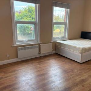 Large Double Room with own shower/ toilet to rent in Hitchin Rd, Luton LU2 7SL