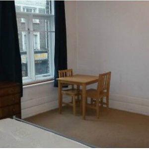 SPACIOUS DOUBLE ROOM - WILLESDEN GREEN