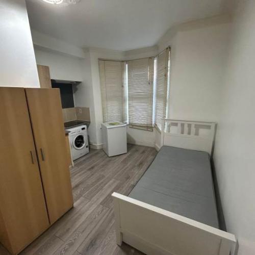 Studio Flat to Rent in Eynham Road, White City, W12 0HA - All bills included
