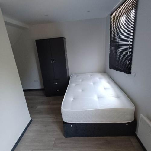 DSS ACCEPTED - Studio Flat Available in Raymond Cres, Guildford GU2