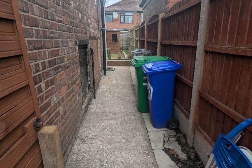 4 Bed Semi-Detached House, Charlestown Road, M9