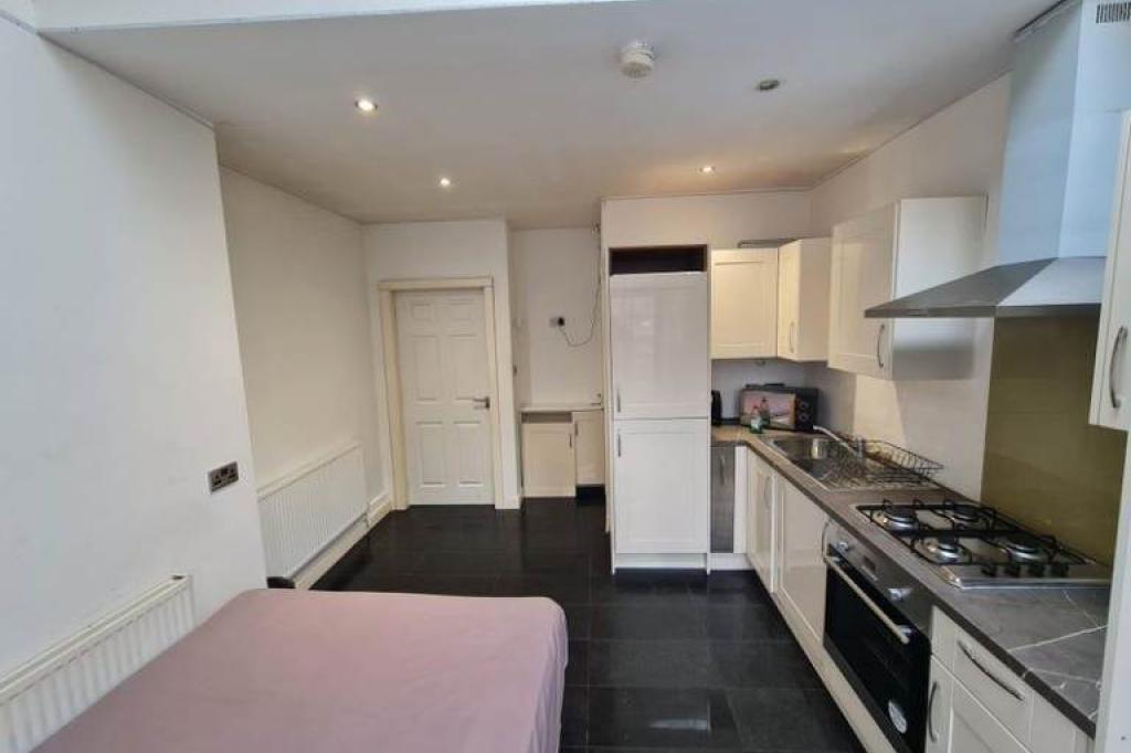 Studio Flat with Private Rear Space Bills Included-Chorlton