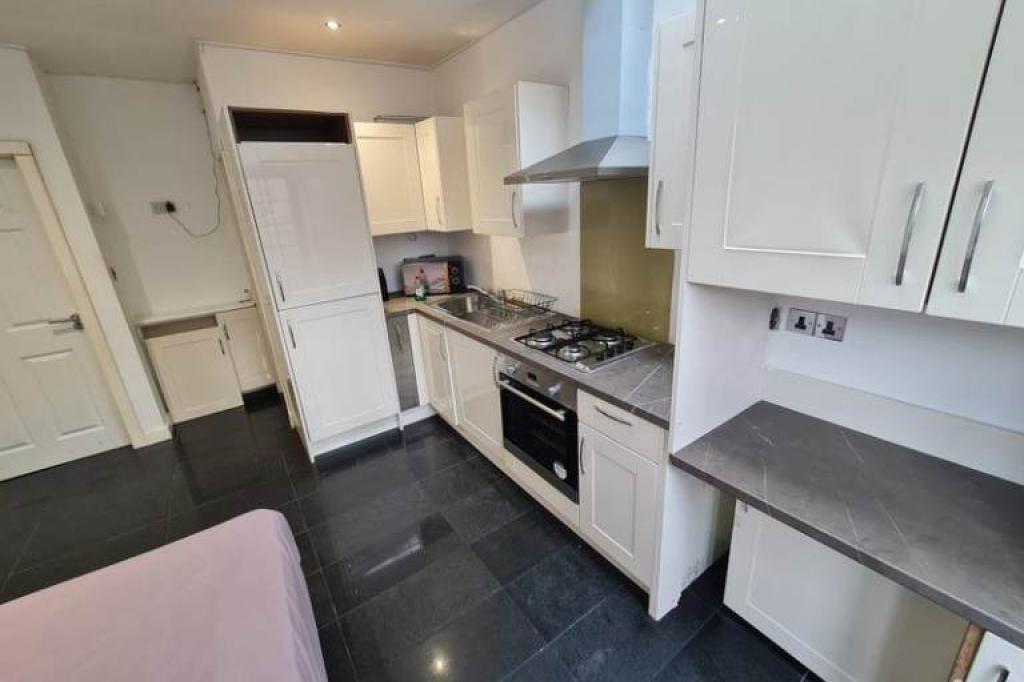 Studio Flat with Private Rear Space Bills Included-Chorlton
