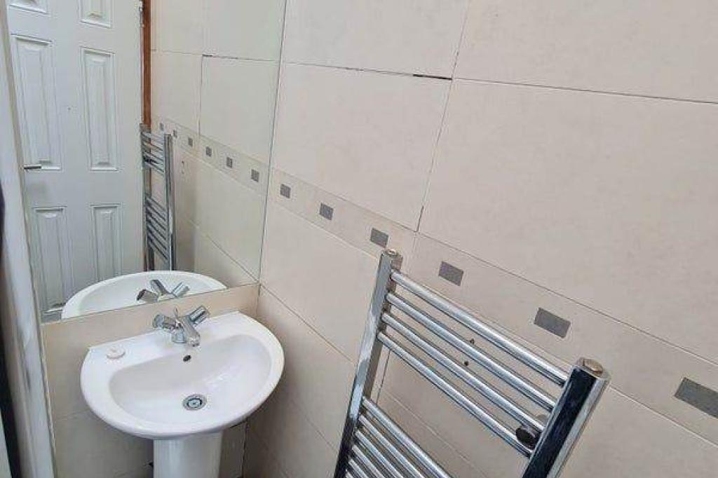 Studio Flat with Private Rear Space Bills Included-Chorlton
