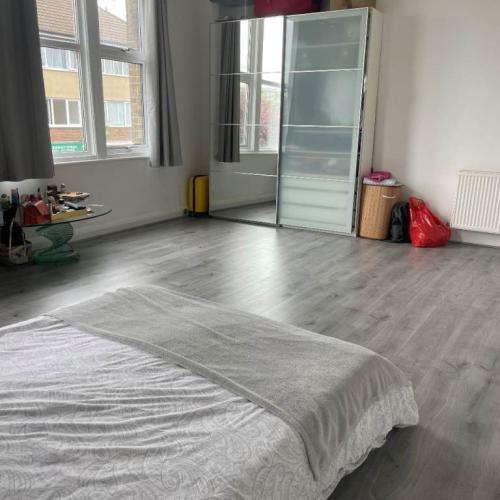 STUNNING 2/3 BEDROOM HOUSE FOR RENT LESS THAN A 2 MINS WALK TO TUBE STATION
