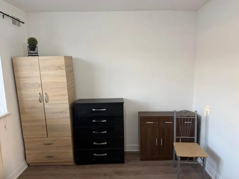 (AVAILABLE NOW) BIG SIMPLE DOUBLE Room in ILFORD, E12 6JW for £644pcm.. ALL BILLS INCLUDED!