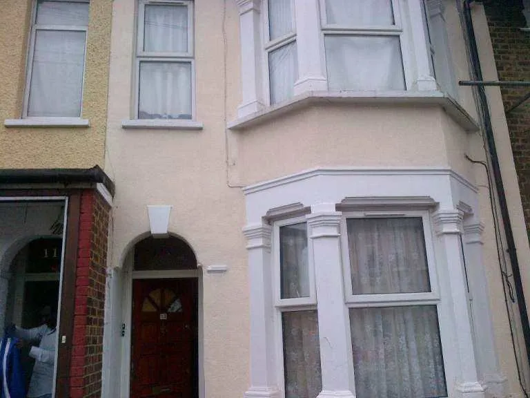 (AVAILABLE NOW) BIG SIMPLE DOUBLE Room in ILFORD, E12 6JW for £644pcm.. ALL BILLS INCLUDED!