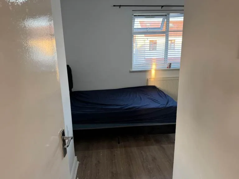 (AVAILABLE NOW) BIG SIMPLE DOUBLE Room in ILFORD, E12 6JW for £644pcm.. ALL BILLS INCLUDED!