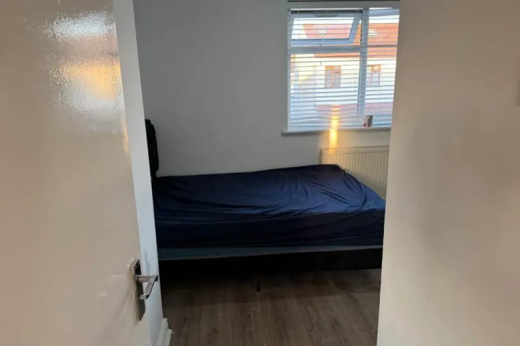 (AVAILABLE NOW) BIG SIMPLE DOUBLE Room in ILFORD, E12 6JW for £644pcm.. ALL BILLS INCLUDED!