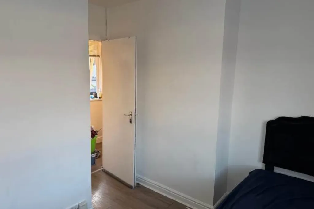 (AVAILABLE NOW) BIG SIMPLE DOUBLE Room in ILFORD, E12 6JW for £644pcm.. ALL BILLS INCLUDED!