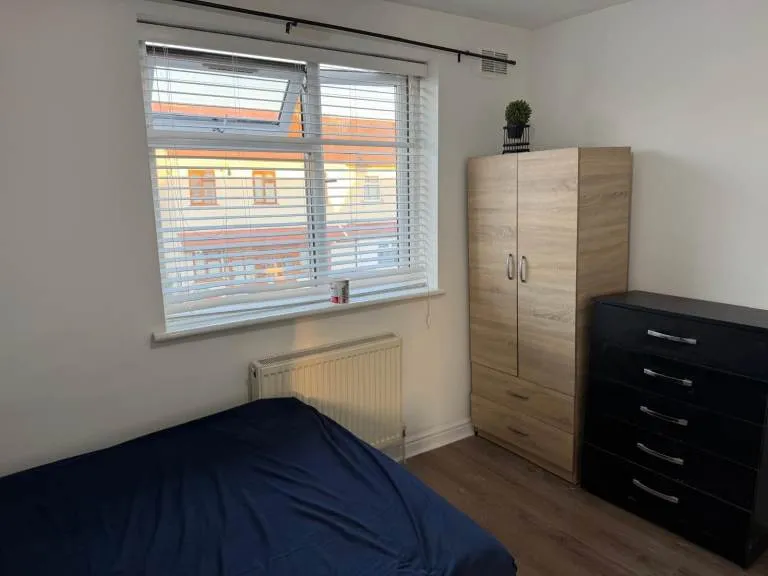 (AVAILABLE NOW) BIG SIMPLE DOUBLE Room in ILFORD, E12 6JW for £644pcm.. ALL BILLS INCLUDED!