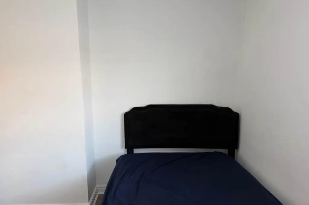 COSY SIMPLE DOUBLE Room (AVAILABLE NOW) in ILFORD, E12 6JW for £650pcm.. ALL BILLS INCLUDED