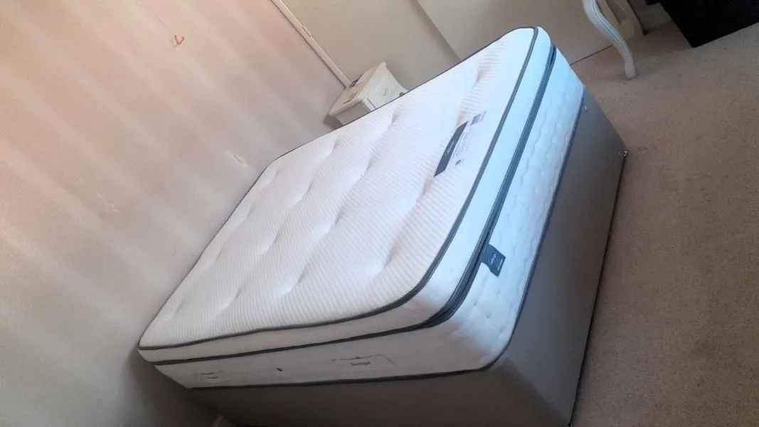 Mattress Topper Double Bed 137x190 cm | 10cm Extra Thick Hotel Quality Microfiber | Soft Double Mattress Topper | Hypoallergenic & Deep Elasticated Straps for Secure Firm Grip