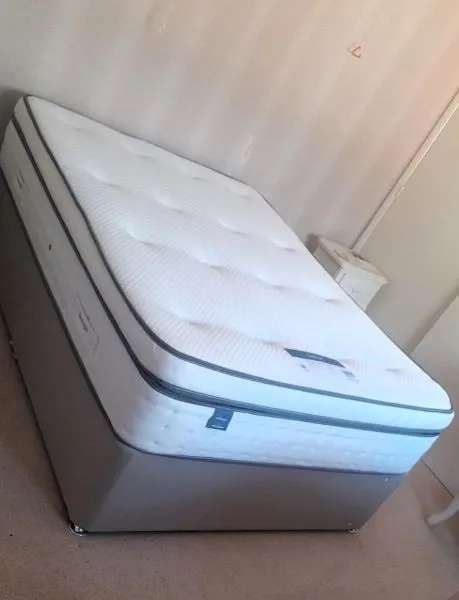 Mattress Topper Double Bed 137x190 cm | 10cm Extra Thick Hotel Quality Microfiber | Soft Double Mattress Topper | Hypoallergenic & Deep Elasticated Straps for Secure Firm Grip