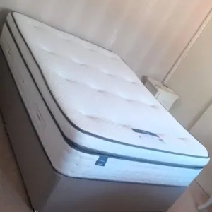 Mattress Topper Double Bed 137x190 cm | 10cm Extra Thick Hotel Quality Microfiber | Soft Double Mattress Topper | Hypoallergenic & Deep Elasticated Straps for Secure Firm Grip