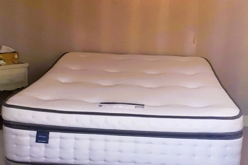 Mattress Topper Double Bed 137x190 cm | 10cm Extra Thick Hotel Quality Microfiber | Soft Double Mattress Topper | Hypoallergenic & Deep Elasticated Straps for Secure Firm Grip
