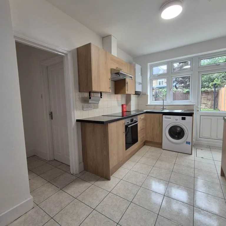 THE BEST 2/3 BEDROOM HOUSE! 2 MINS WALK TO VICTORIA LINE TUBE