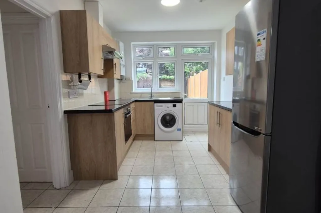 THE BEST 2/3 BEDROOM HOUSE! 2 MINS WALK TO VICTORIA LINE TUBE