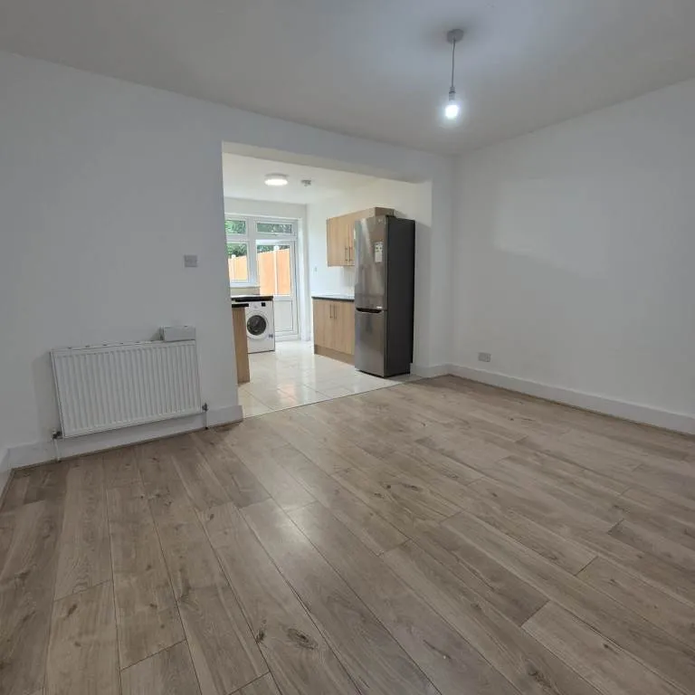 THE BEST 2/3 BEDROOM HOUSE! 2 MINS WALK TO VICTORIA LINE TUBE