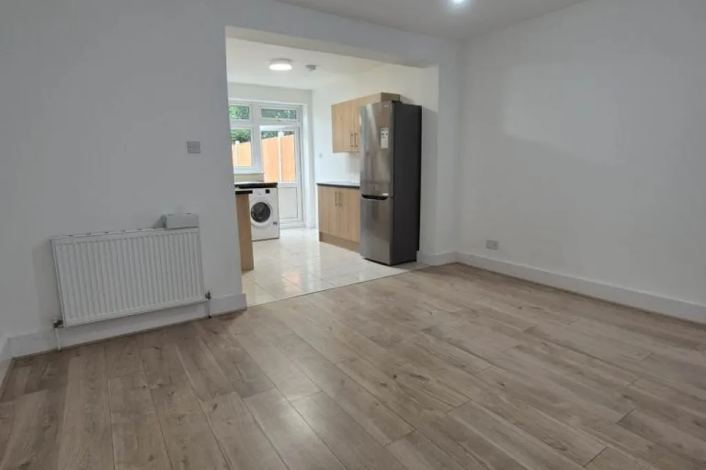 THE BEST 2/3 BEDROOM HOUSE! 2 MINS WALK TO VICTORIA LINE TUBE