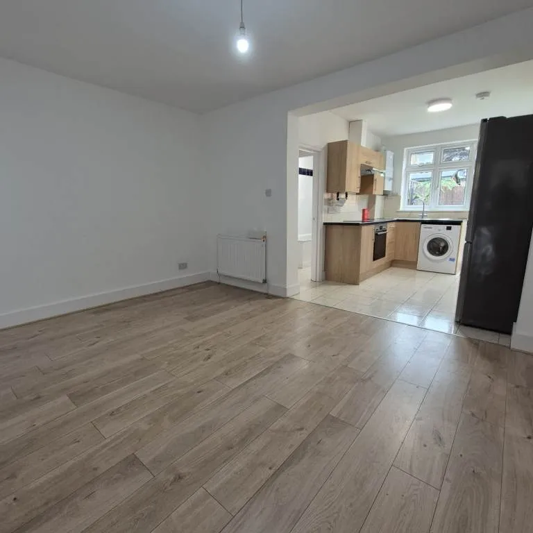THE BEST 2/3 BEDROOM HOUSE! 2 MINS WALK TO VICTORIA LINE TUBE