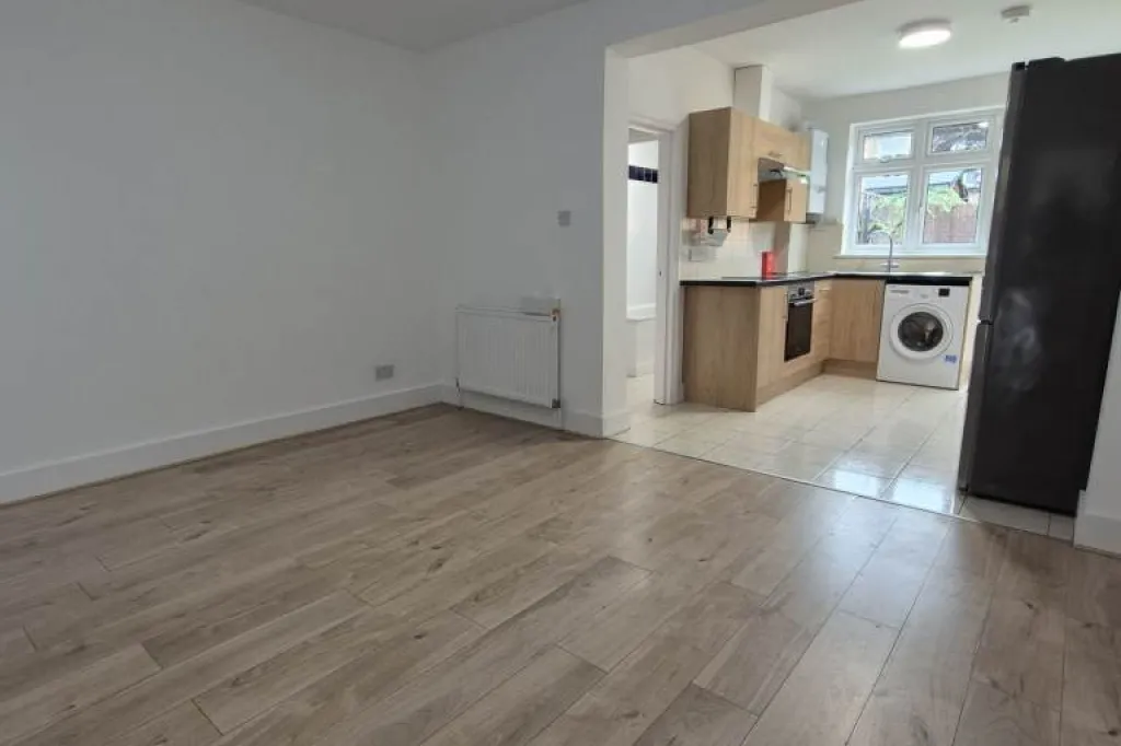 THE BEST 2/3 BEDROOM HOUSE! 2 MINS WALK TO VICTORIA LINE TUBE