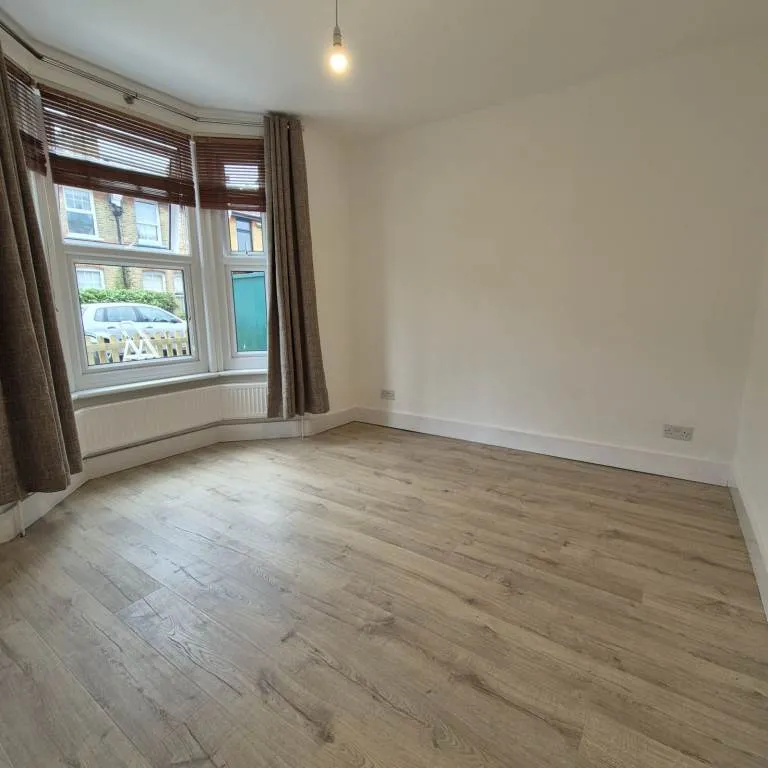 THE BEST 2/3 BEDROOM HOUSE! 2 MINS WALK TO VICTORIA LINE TUBE
