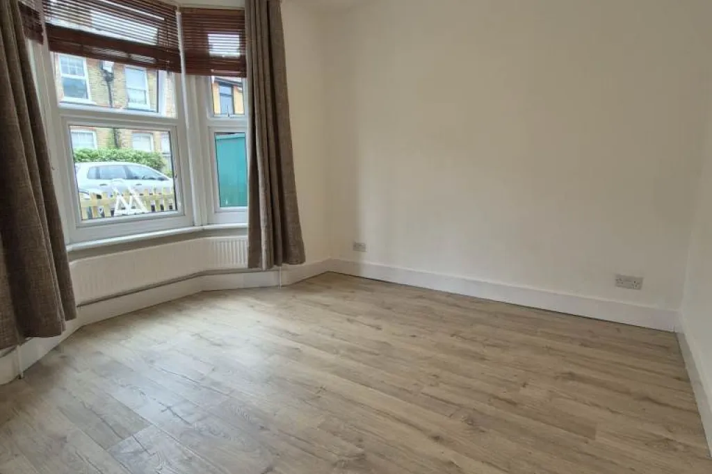 THE BEST 2/3 BEDROOM HOUSE! 2 MINS WALK TO VICTORIA LINE TUBE