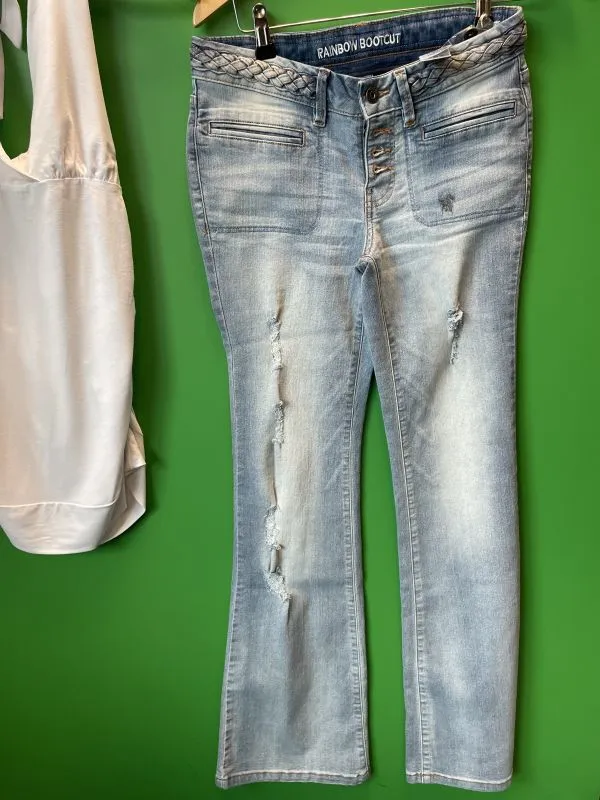 White top and blue jeans