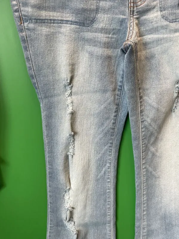 White top and blue jeans