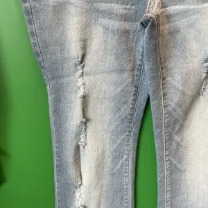 White top and blue jeans