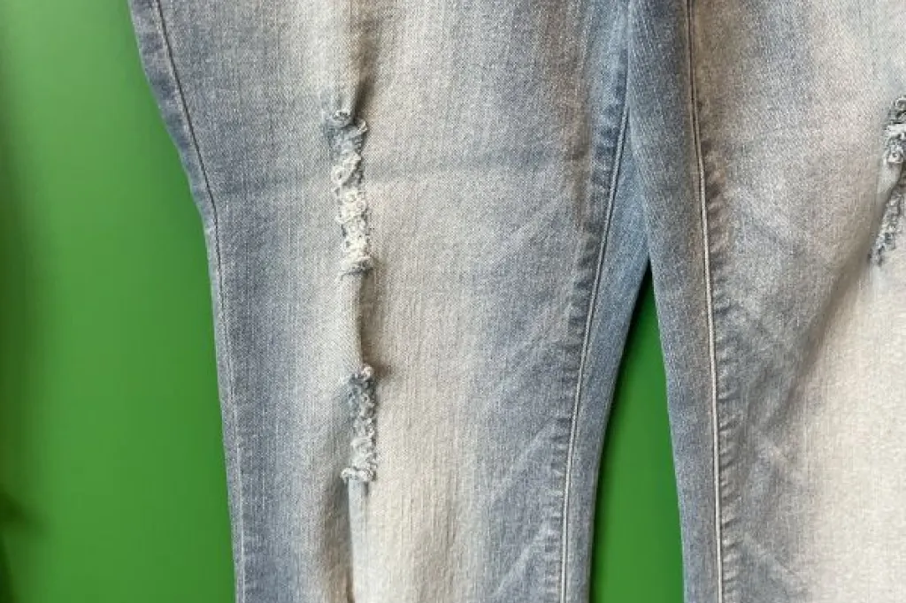 White top and blue jeans