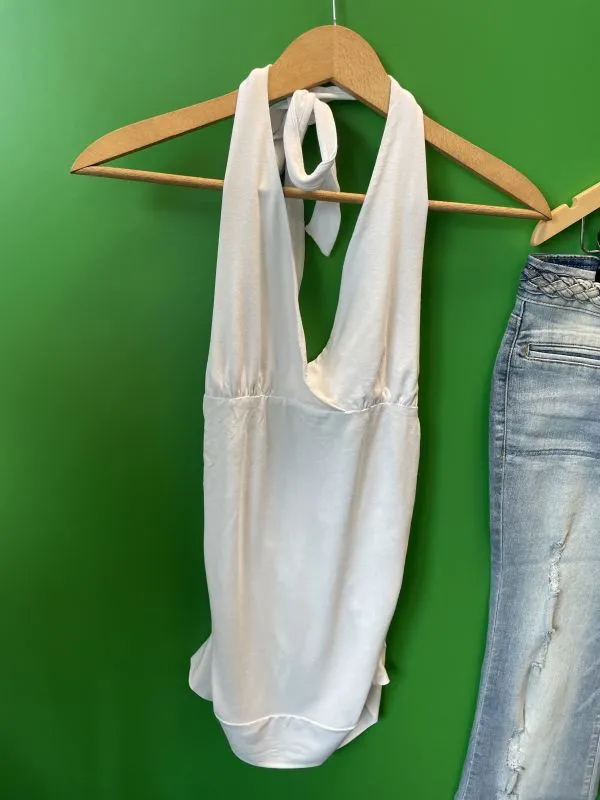 White top and blue jeans