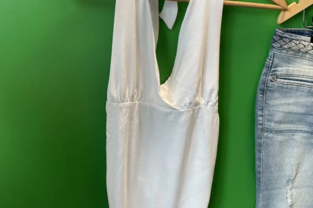 White top and blue jeans
