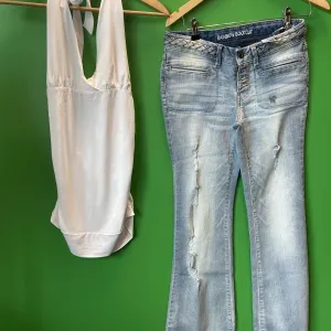 White top and blue jeans