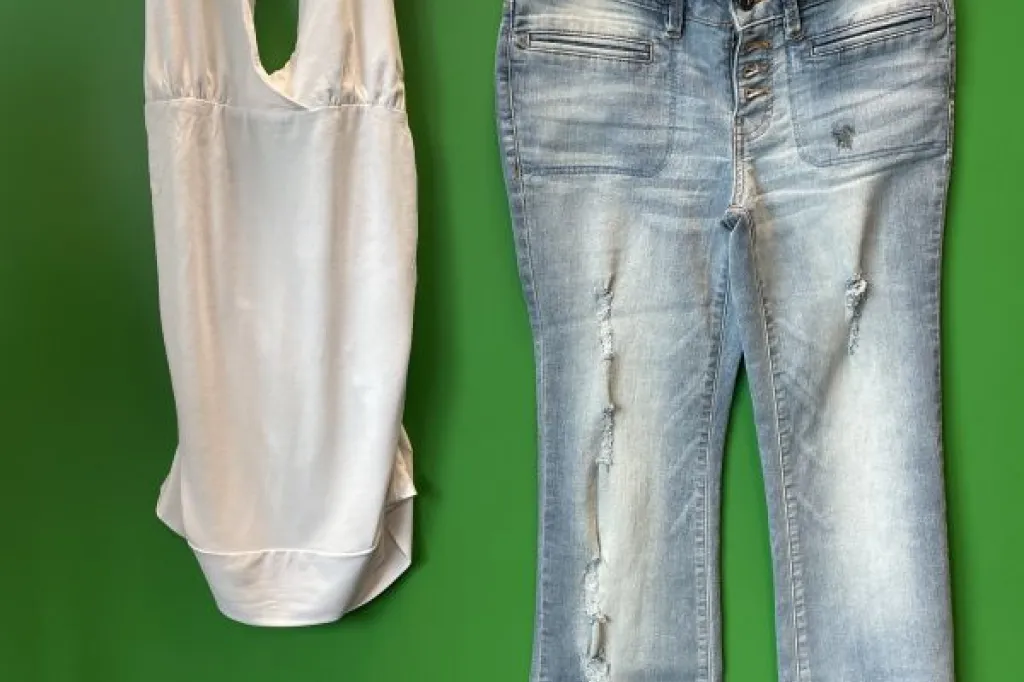 White top and blue jeans