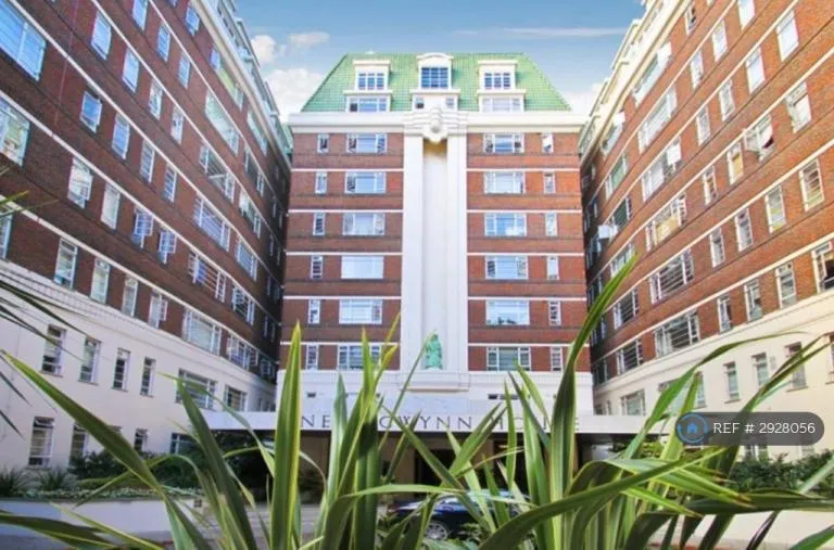 1 bedroom flat in Nell Gwynn House, London, SW3 (1 bed) (#2928056)