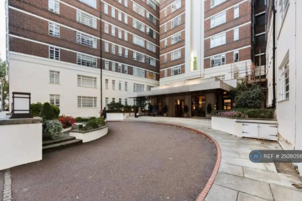 1 bedroom flat in Nell Gwynn House, London, SW3 (1 bed) (#2928056)