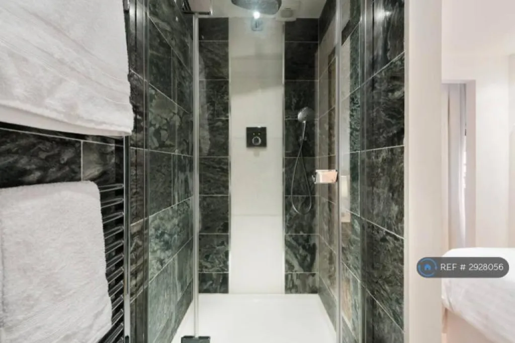 1 bedroom flat in Nell Gwynn House, London, SW3 (1 bed) (#2928056)