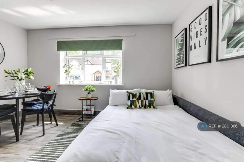 1 bedroom flat in Briar Road, Watford, WD25 (1 bed) (#2801366)